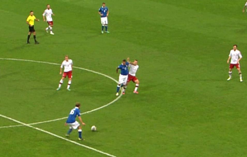 6/10/2012 Qualificazione mondiali Italia - Danimarca. La manata di Pablo Daniel Osvaldo su un avversario. Il gesto gli coster il cartellino rosso (ItalyPhotoPress)